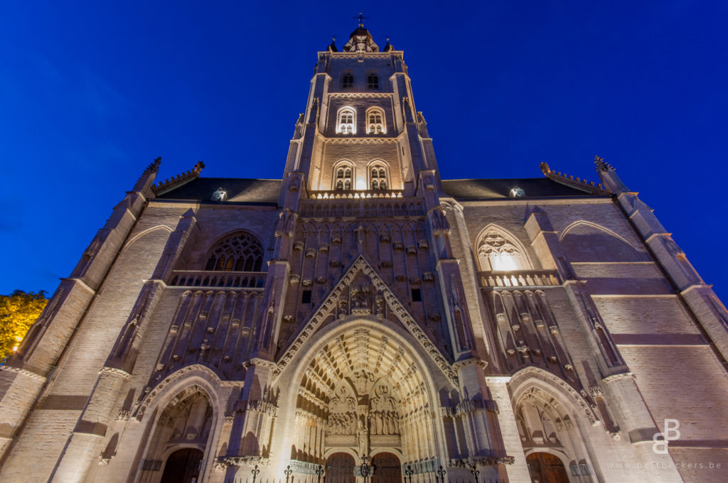 Onze-Lieve-Vrouw-ten-Poelkerk te Tienen, gebouwd met Gobertangesteen